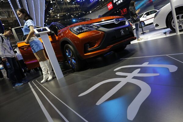 Người mẫu giới thiệu xe hơi  BYD Song SUV tại  Triển lãm xe hơi Bắc Kinh - Sputnik Việt Nam