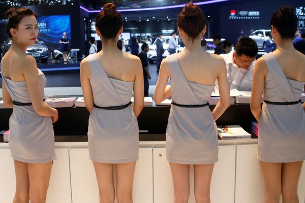 Các thiếu nữ ở nơi trưng bày của Changan tại  Triển lãm xe hơi Bắc Kinh - Sputnik Việt Nam