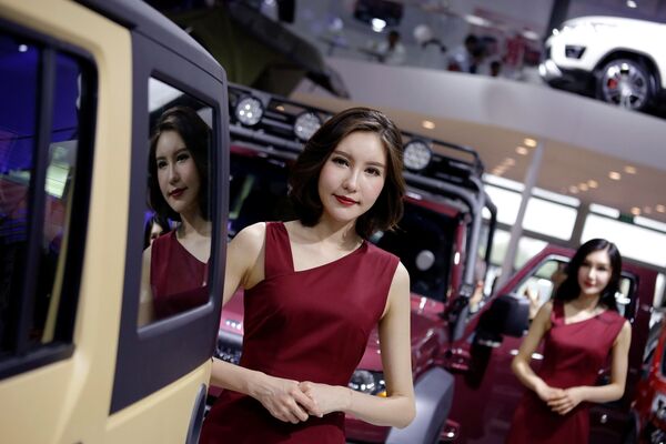Những người đẹp tại Triển lãm xe hơi Bắc Kinh - Sputnik Việt Nam