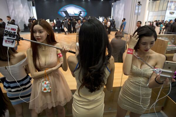 Dàn người mẫu tại  Triển lãm xe hơi Bắc Kinh Auto Show - Sputnik Việt Nam