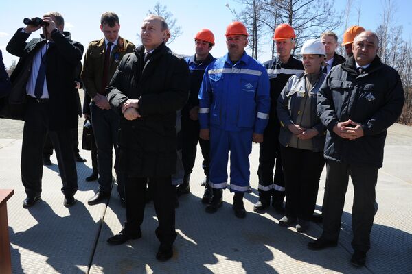 Tổng thống Nga Vladimir Putin (đứng phía trước) quan sát cuộc phóng tên lửa Soyuz-2.1a - Sputnik Việt Nam