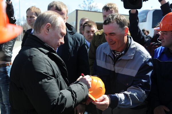Tổng thống Nga Vladimir Putin tiếp xúc với các nhân viên sân bay vũ trụ Vostochny sau khi tên lửa Soyuz-2.1a phóng lên vũ trụ thành công - Sputnik Việt Nam