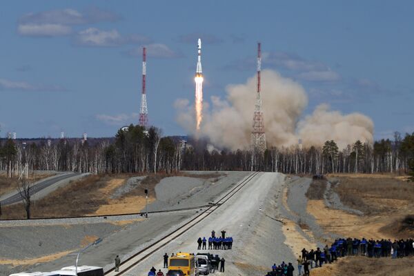 Tên lửa Soyuz-2.1a cùng ba vệ tinh Nga là Lomonosov, AIST-2D và SamSat-218 được phóng lên từ sân bay vũ trụ Vostochny. - Sputnik Việt Nam