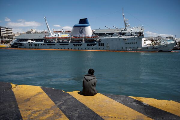 Di dân  trước chiếc phà đầy khách Panagia Tinou tại cảng thành phố Piraeus thuộc Hy Lạp - Sputnik Việt Nam