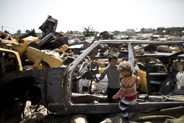 Các trẻ em Palestine chơi trong nghĩa địa xe ở khu phố nghèo thuộc Dải Gaza - Sputnik Việt Nam