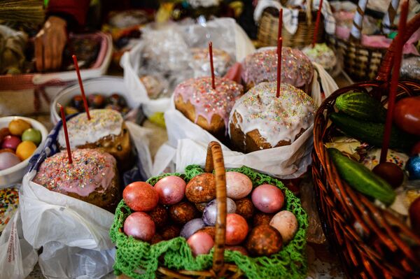 Theo truyền thống, bữa ăn đầu tiên sau Mùa Chay phải có trứng nhuộm màu, bánh Phục Sinh và phô mai. - Sputnik Việt Nam