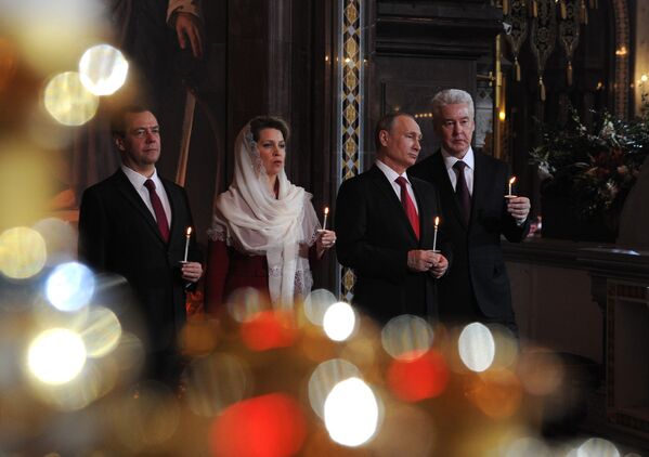 Tổng thống Nga Vladimir Putin, Thủ tướng Nga Dmitry Medvedev và phu nhân Svetlana Medvedeva và Thị trưởng Moskva Sergei dự lễ Phục Sinh tại giáo đường Nhà thờ Chúa Cứu Thế. - Sputnik Việt Nam