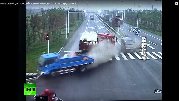 Một người Trung Quốc chạy khỏi chiếc xe tải đang đuổi theo ông ta - Sputnik Việt Nam