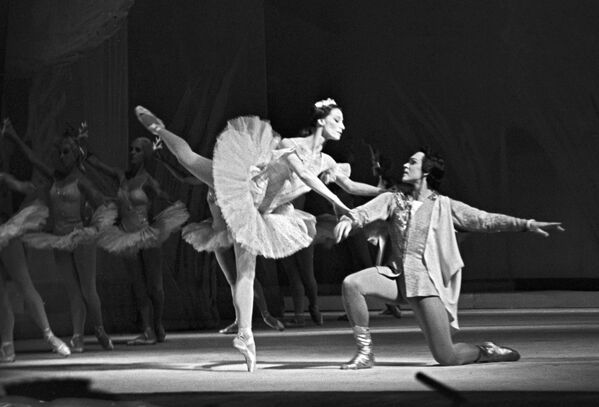 Năm 1943 Plisetskaya tốt nghiệp trường Nghệ thuật vũ đạo Matxcơva và được nhận vào nhóm múa của Nhà hát Bolshoi. - Sputnik Việt Nam