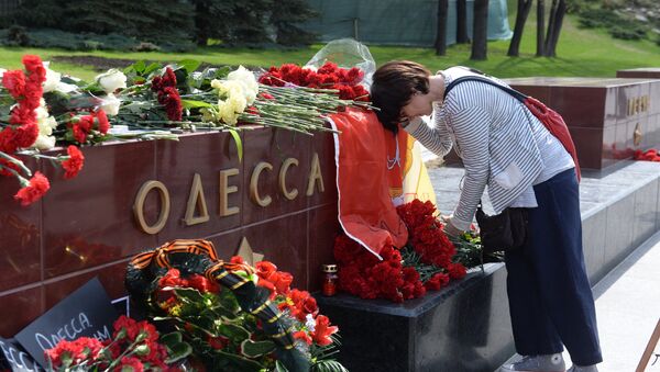 Lễ cầu siêu cho những người thiệt mạng ngày 2 tháng Năm 2014 ở Nhà Công đoàn Odessa  tại Matxcơva - Sputnik Việt Nam