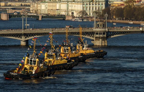 Tiết mục Điệu valse  của tàu kéo” trong Lễ hội tàu phá băng trên sông Neva ở St Petersburg. - Sputnik Việt Nam