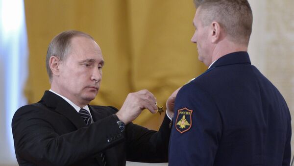 Tổng thống Vladimir Putin trao tặng danh hiệu Anh hùng Nga cho Vadim Baykulov - Sputnik Việt Nam