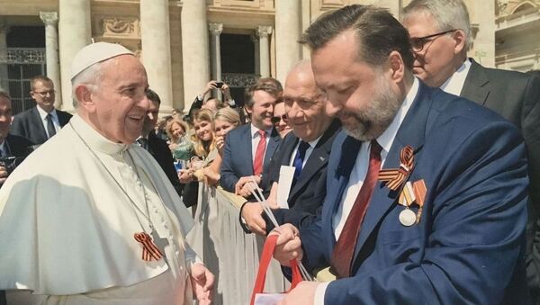 Nghị sĩ Cộng sản Nga tặng Giáo Hoàng Francis dải băng Georgi - Sputnik Việt Nam