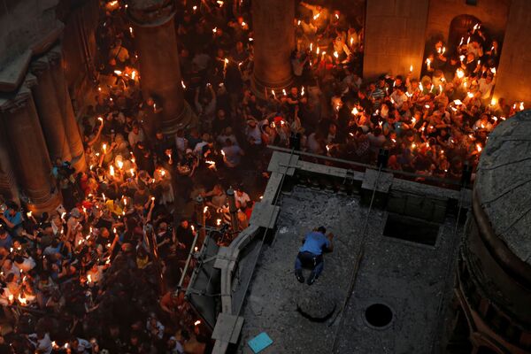 Những người hành hương trong buổi lễ tại nhà thờ Mộ Thánh, Jerusalem - Sputnik Việt Nam