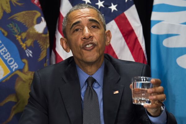 Tổng thống Mỹ Barack Obama uống nước trong cuộc họp ở Michigan - Sputnik Việt Nam