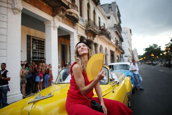Top model  Brazil, người mẫu Gisele Bundchen trong bộ sưu tập cho du  thuyền Chanel của nhà thiết kế Karl Lagerfeld  trên đường phố Havana, Cuba - Sputnik Việt Nam
