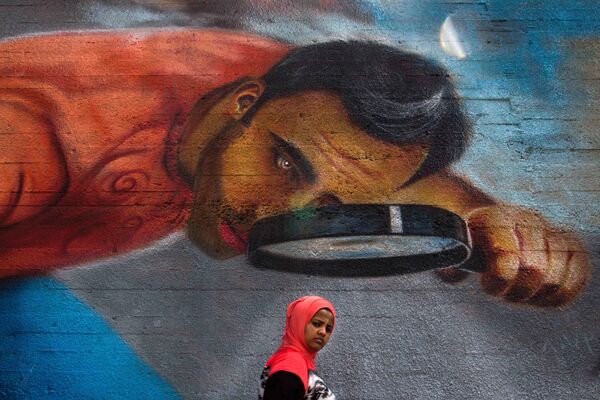 Người phụ nữ đi qua bức graffiti ở Beirut - Sputnik Việt Nam