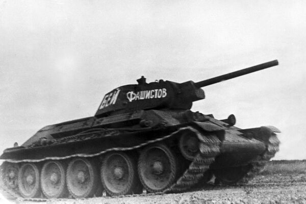 Xe tăng Xô-viết T-34 được công nhận là xe tăng hạng trung tốt nhất của Thế chiến II. Trong ảnh - T-34 thế hệ đầu tiên, với pháo nòng ngắn cỡ nòng 76 mm. Xe tăng Xô-viết T-34 được công nhận là xe tăng hạng trung tốt nhất của Thế chiến II. Trong ảnh - T-34 thế hệ đầu tiên, với pháo nòng ngắn cỡ nòng 76 mm. - Sputnik Việt Nam