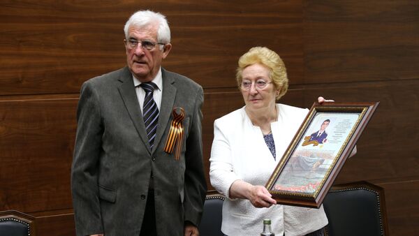 Ông bà Magué trao tặng phần thưởng  cho gia đình  sĩ quan Anh hùng Nga Alexandr Prokhorenko - Sputnik Việt Nam