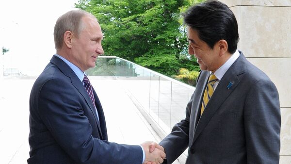 Tổng thống Nga Vladimir Putin gặp Thủ tướng Nhật Bản Shinzo Abe  tại Sochi - Sputnik Việt Nam