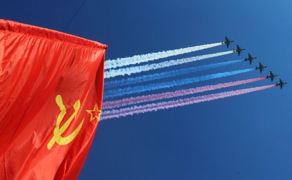 Máy bay tấn công Su-25 trong phần trên không của cuộc diễu binh  kỷ niệm lần thứ 71 Chiến thắng trong Chiến tranh Vệ quốc Vĩ đại - Sputnik Việt Nam