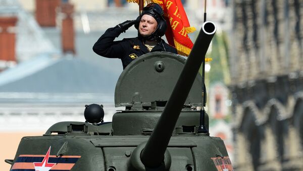 Xe tăng  T-34-85 trong cuộc diễu binh trên Quảng trường Đỏ - Sputnik Việt Nam