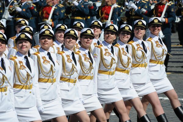 Đội ngũ diễu binh của nữ học viên Đại học Quân sự thuộc Bộ Quốc phòng Nga - Sputnik Việt Nam