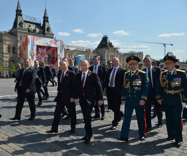 Tổng thống Nga Vladimir Putin và Thủ tướng Dmitry Medvedev tại cuộc diễu binh tôn vinh lần thứ 71 Chiến thắng trong Chiến tranh Vệ quốc Vĩ đại - Sputnik Việt Nam