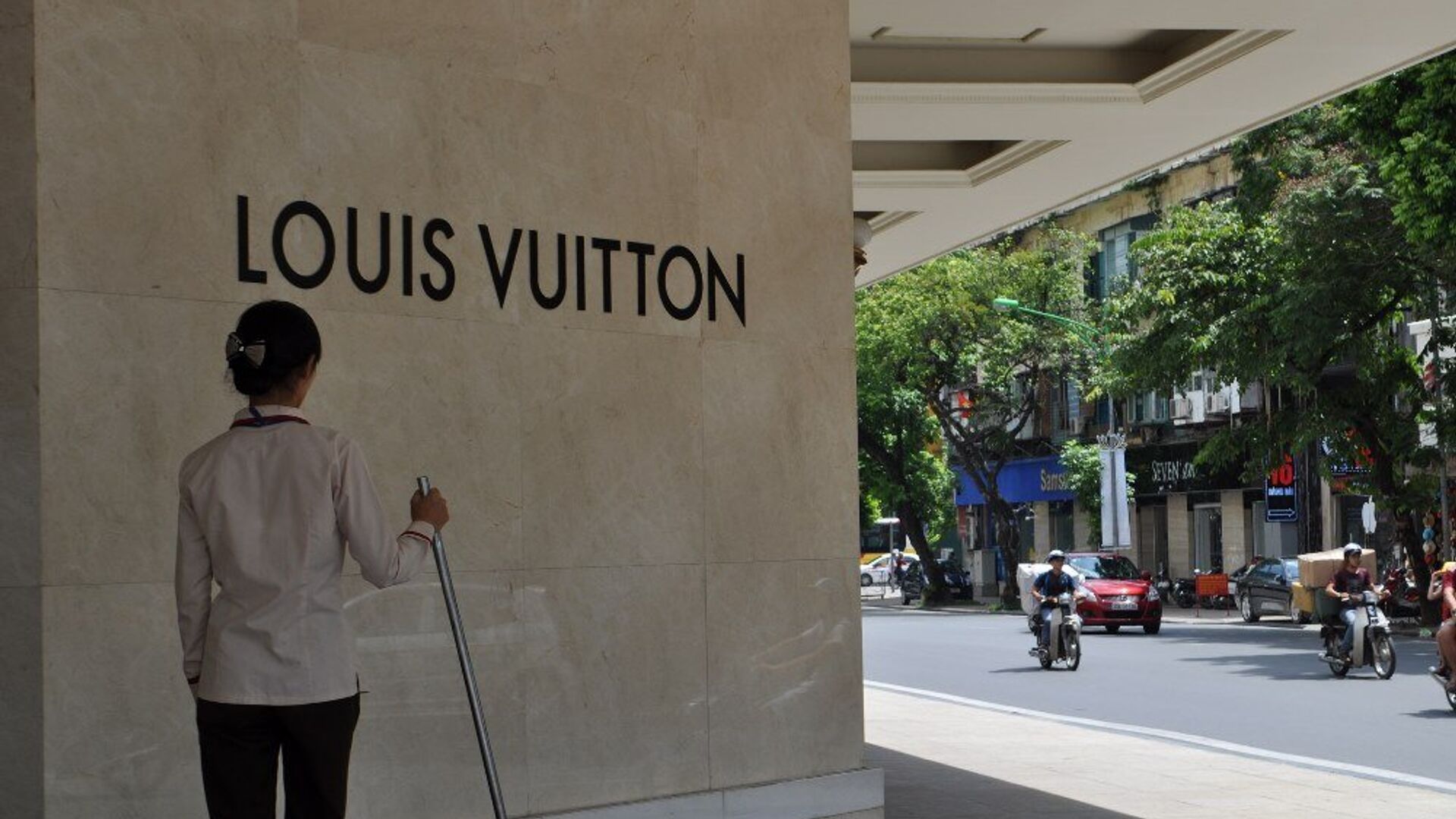Không chỉ HM mà cả Louis Vuitton Gucci Chanel  cũng đăng bản đồ đường  lưỡi bò