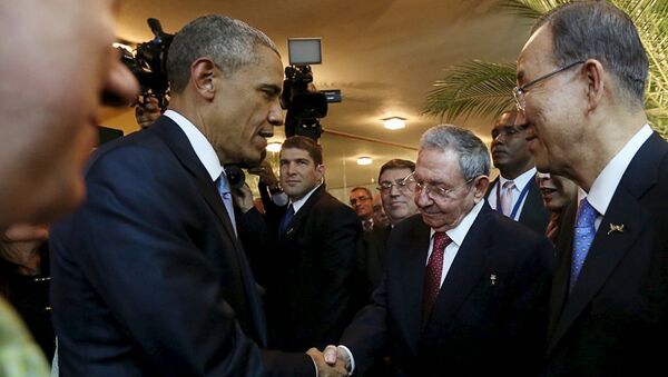 Raul Castro và Barack Obama bắt tay nhau tại hội nghị thượng đỉnh Panama - Sputnik Việt Nam