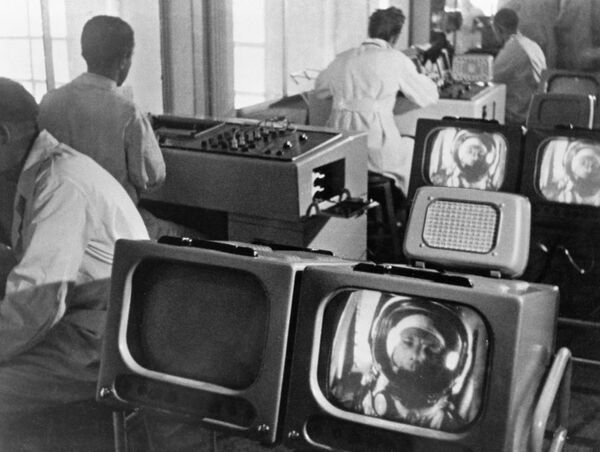 Các nhà khoa học tại Trung tâm điều khiển các chuyến bay đang theo dõi trạng thái của phi công Yuri Gagarin trong vũ trụ - Sputnik Việt Nam