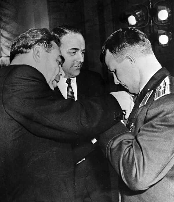 Chủ tịch Đoàn Chủ tịch Xô-viết tối cao Liên Xô Leonid Brezhnev gắn Huân chương Lenin và Sao vàng Anh hùng Liên Xô lên ngực áo phi hành gia đầu tiên của thế giới Yuri Gagarin - Sputnik Việt Nam