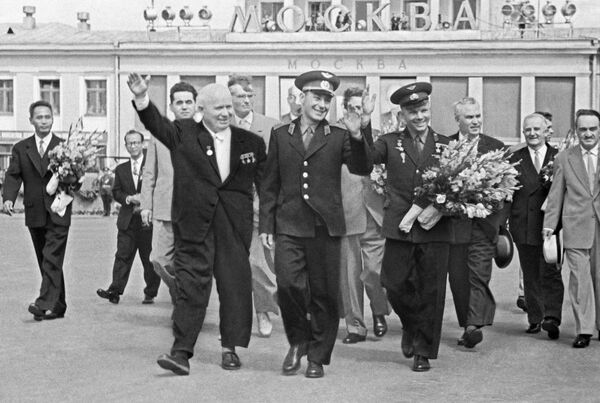 Các phi công vũ trụ Yuri Gagarin  và German Titov  trở lại Matxcơva  sau khi Yuri Gagarin hoàn thành chuyến bay đầu tiên trên thế giới vào không gian vũ trụ - Sputnik Việt Nam