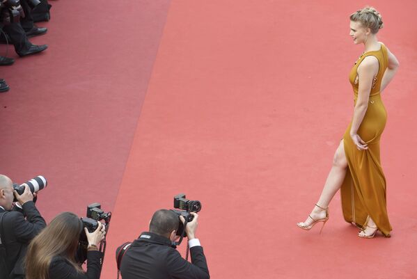 Người mẫu Pháp Gaia Weiss trên thảm đỏ trong buổi khai mạc Liên hoan phim Cannes 69 - Sputnik Việt Nam