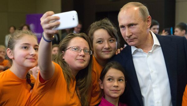 Tổng thống Nga Vladimir Putin với học sinh Trung tâm giáo dục Sirius ở Sochi - Sputnik Việt Nam