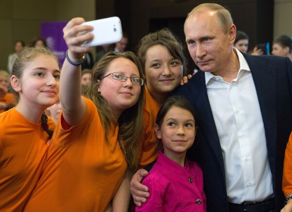 Tổng thống Nga Vladimir Putin với học sinh Trung tâm giáo dục Sirius ở Sochi - Sputnik Việt Nam