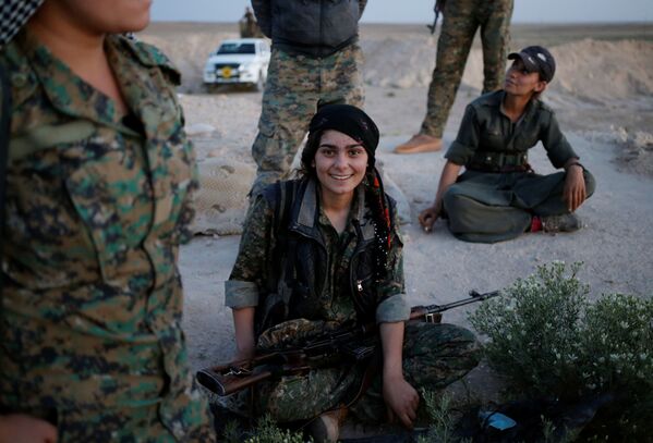 Cô gái thuộc Đội Tự vệ người Kurd Shangal với một khẩu súng trường bắn tỉa ở miền bắc Iraq - Sputnik Việt Nam