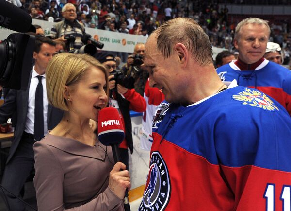 Tổng thống Nga Vladimir Putin trả lời câu hỏi của các nhà báo sau trận đấu gala của giải đấu đêm Hockey League  Ngôi Sao NHL và Đội NHL tại Cung thể thao băng Bolsoi tại Sochi - Sputnik Việt Nam