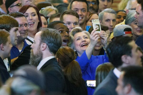 Ứng cử viên tổng thống của Đảng Dân chủ, Hillary Clinton, chụp ảnh với những người ủng hộ mình - Sputnik Việt Nam