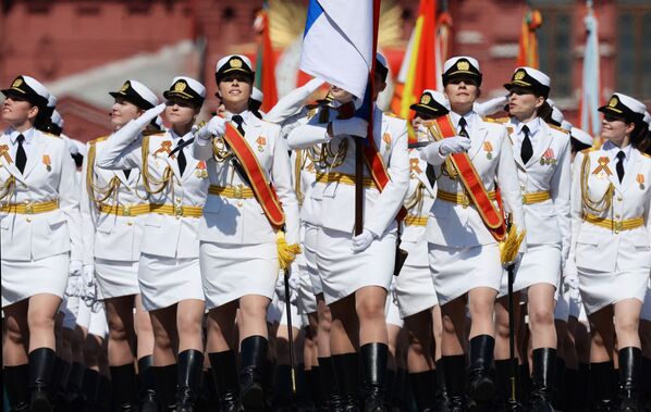 Học viên nữ Đại học Quân sự thuộc Bộ Quốc phòng trong cuộc diễu hành quân sự trên Quảng trường Đỏ nhân dịp kỷ niệm lần thứ 71 Chiến thắng Chiến tranh Vệ quốc Vĩ đại. - Sputnik Việt Nam
