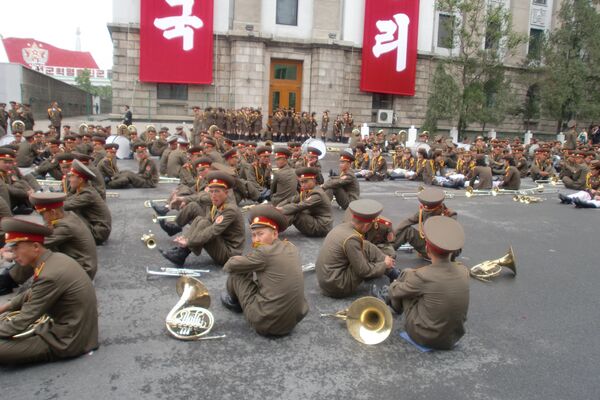 Đoàn nhạc sĩ trong cuộc diễu hành  chào mừng kết thúc Đại hội Đảng Lao động ở Bình Nhưỡng - Sputnik Việt Nam