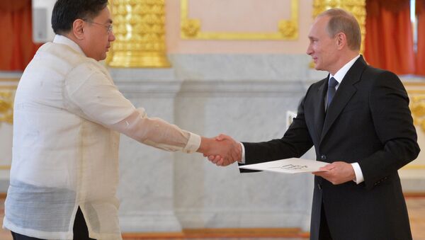 Đại sứ Philippines tại Nga Carlos Sorreta và Vladimir Putin - Sputnik Việt Nam