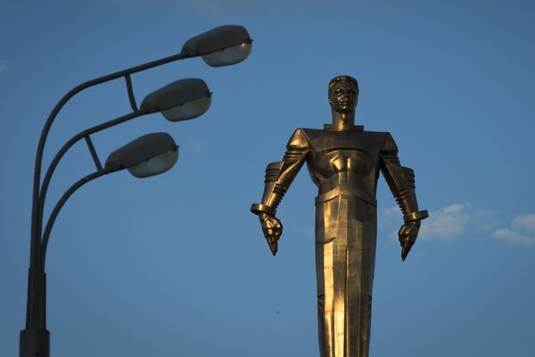 Tượng đài Yuri Gagarin trên đại lộ Leninsky - Sputnik Việt Nam