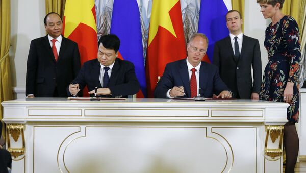 Ông  Kirill Dmitriev (RFPI) và ông Nguyễn Đức Chi (SCIC)  ký kết  Biên bản ghi nhớ về việc thành lập Quỹ đầu tư Nga-Việt - Sputnik Việt Nam