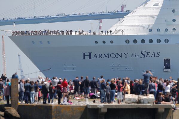 Tàu du lịch lớn nhất trên thế giới “Harmony of the seas” ở hai cảng thành phố Pháp Saint-Nazaire - Sputnik Việt Nam