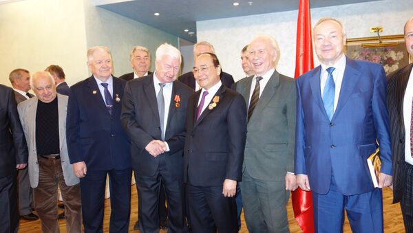 Thủ tướng Nguyễn Xuân Phúc với các đại diện Hội Hữu nghị Nga-Viêt và Hội Cựu chiến binh Nga - Sputnik Việt Nam