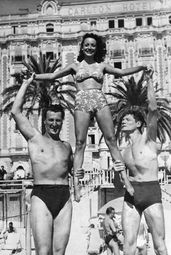 Các diễn viên Jacques Erwin, Louise Carletti và  Alain Cuny, 1947 - Sputnik Việt Nam