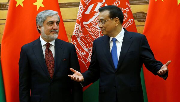 Thủ tướng Trung Quốc Lý Khắc Cường  và quan chức điều hành cấp cao của Afghanistan Abdullah Abdullah - Sputnik Việt Nam