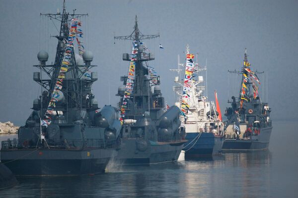Tàu Hạm đội Baltic tham gia cuộc diễn tập hải quân nhân ngày Hải quân ở Baltiysk - Sputnik Việt Nam