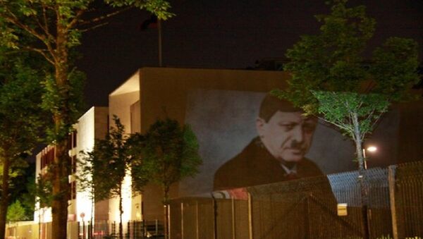 Chân dung lạ của ông Erdogan xuất hiện trên tường Đại sứ quán Thổ Nhĩ Kỳ ở Berlin - Sputnik Việt Nam